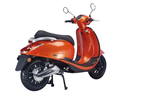 modèle E-Nana orange de trois-quarts dos, scooter électrique au look rétro de la gamme IMF Industrie