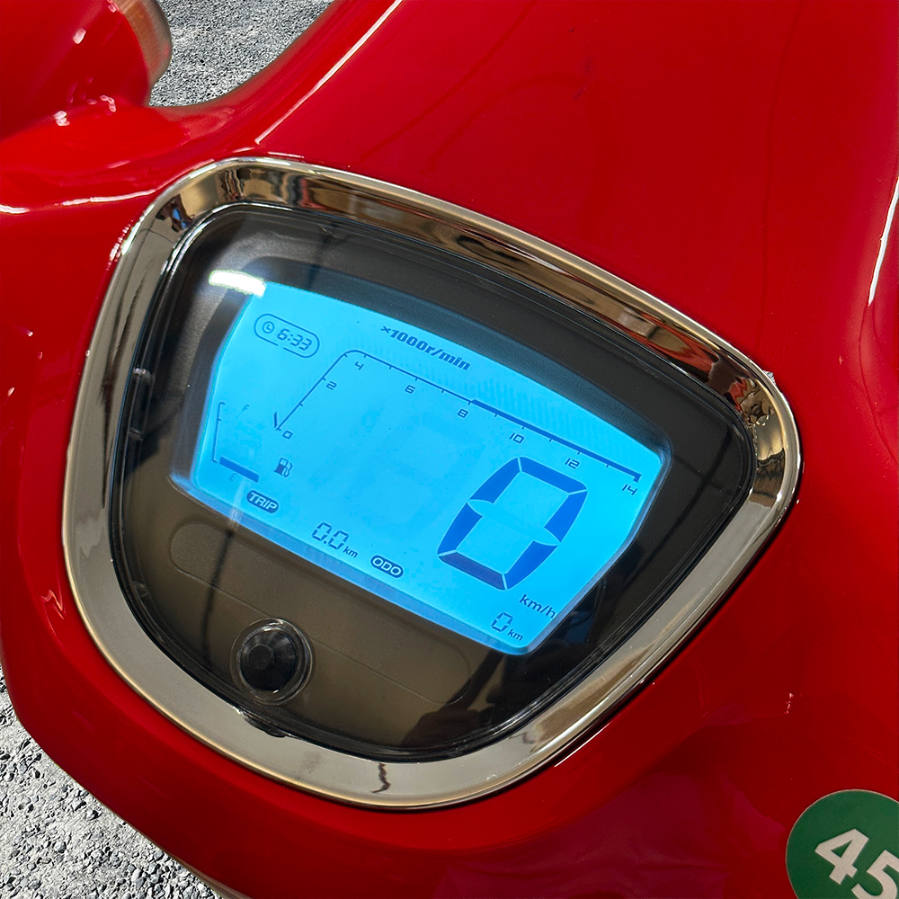 Compteur du Naxos rouge, scooter thermique au look rétro de la gamme IMF Industrie