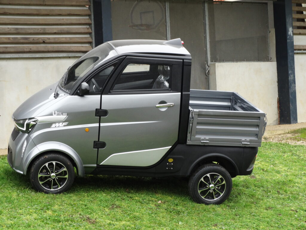 UTIL-002 gris de trois-quarts, véhicule utilitaire sans permis électrique de la gamme IMF Industrie