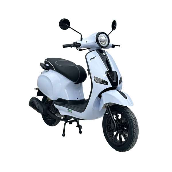 modèle Highway blanc de trois-quarts, scooter thermique de la gamme IMF Industrie