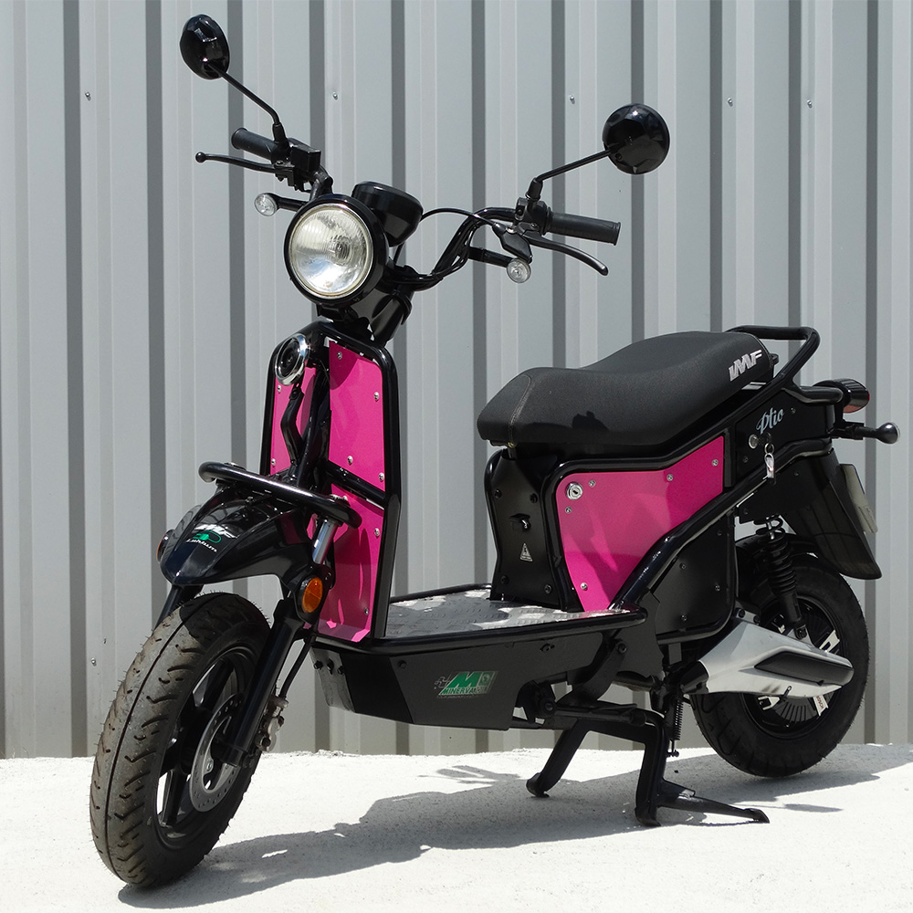 E-Ptio scooter électrique français reconditionné de la marque IMF Industrie, scooter utilisé par les Dominos Pizzas, scooter entièrement personnalisable, coloris rose de trois-quart