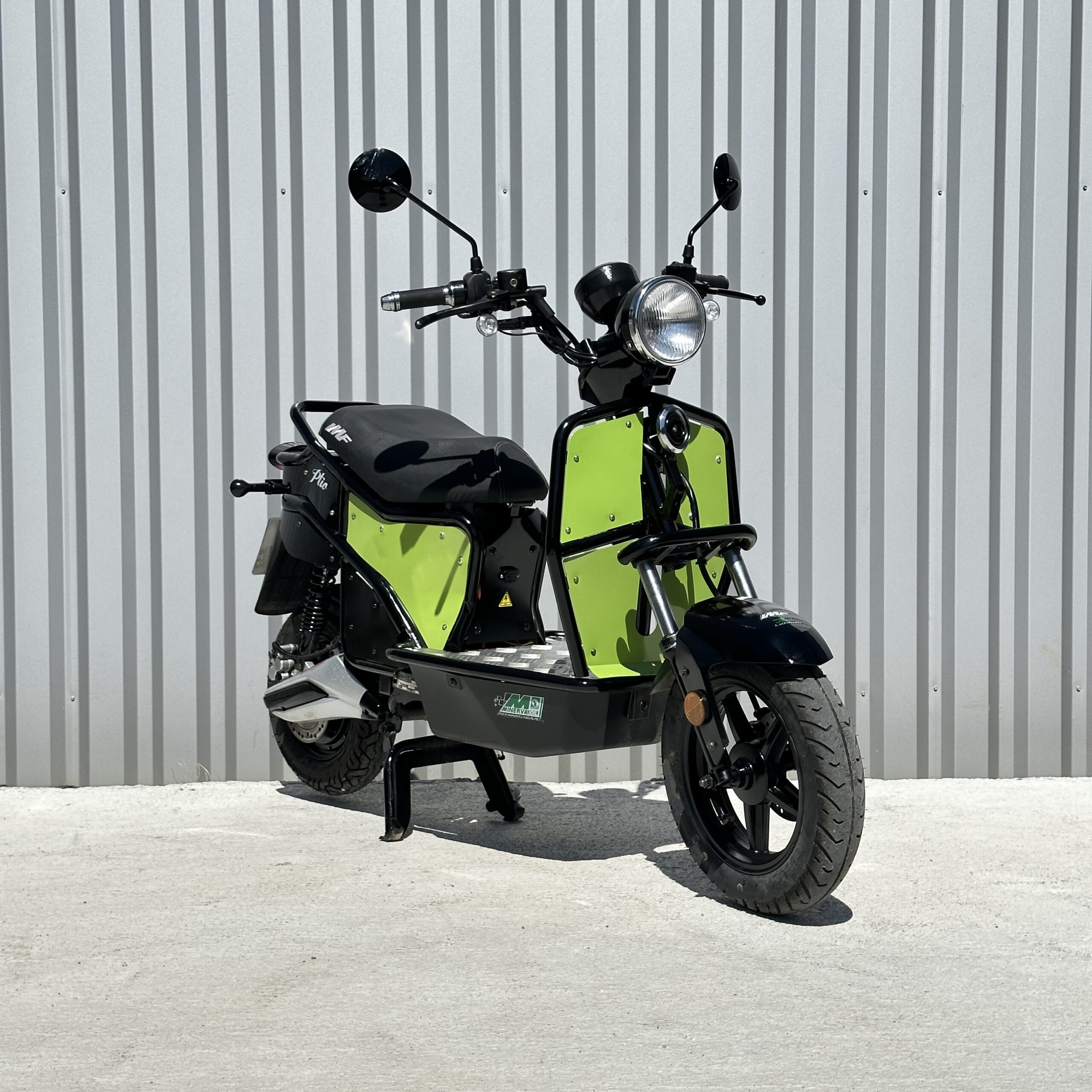 E-Ptio scooter électrique français reconditionné de la marque IMF Industrie, scooter utilisé par les Dominos Pizzas, scooter entièrement personnalisable, coloris vert de trois-quart