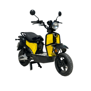 E-Ptio scooter électrique français reconditionné de la marque IMF Industrie, scooter utilisé par les Dominos Pizzas, scooter entièrement personnalisable, coloris jaune de Trois quarts