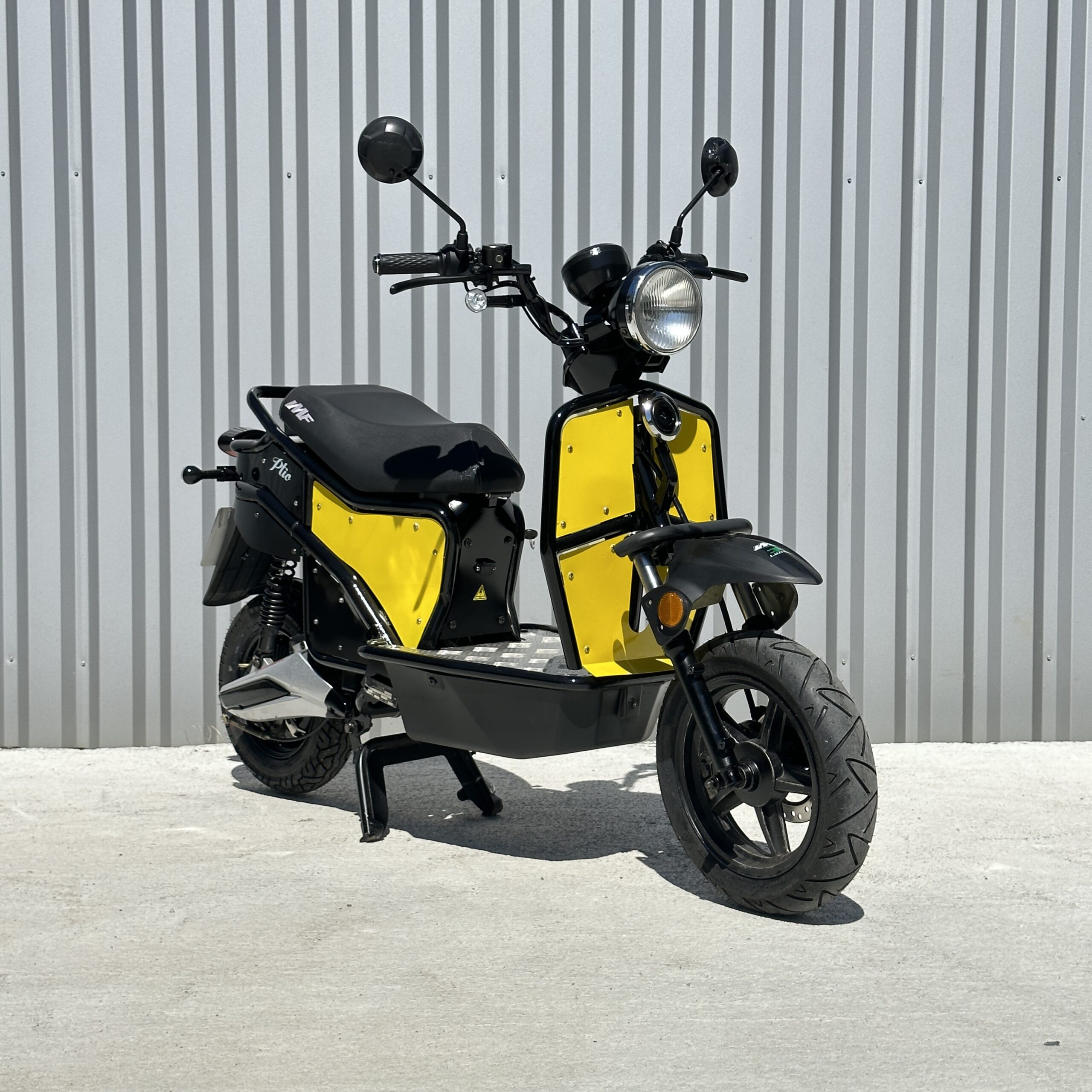 E-Ptio scooter électrique français reconditionné de la marque IMF Industrie, scooter utilisé par les Dominos Pizzas, scooter entièrement personnalisable, coloris jaune de trois-quarts