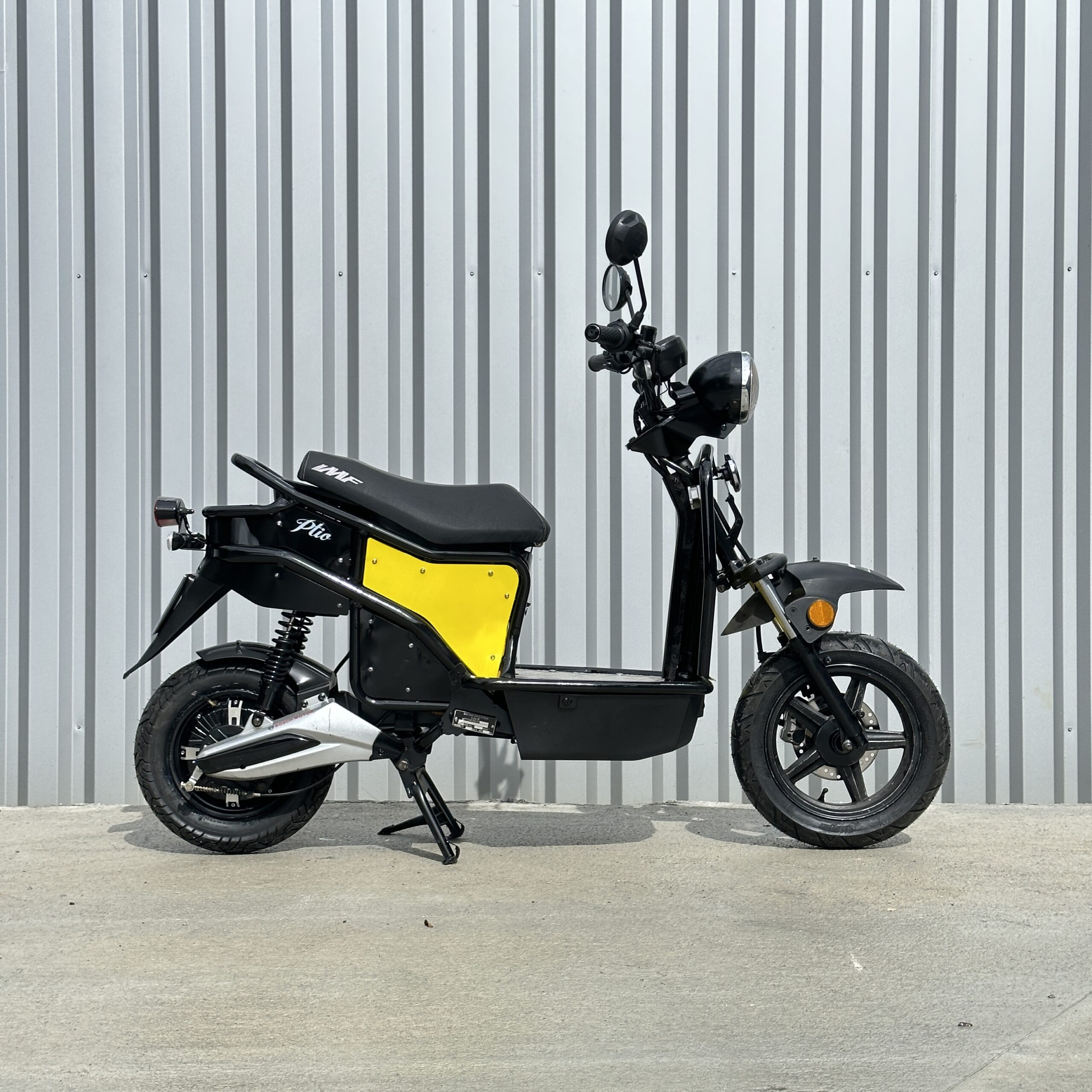 E-Ptio scooter électrique français reconditionné de la marque IMF Industrie, scooter utilisé par les Dominos Pizzas, scooter entièrement personnalisable, coloris jaune de profil