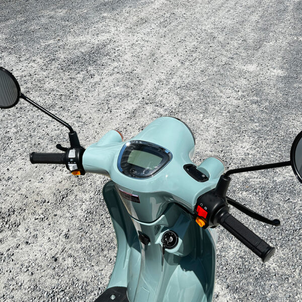 Guidon du Naxos bleu, scooter thermique au look rétro de la gamme IMF Industrie